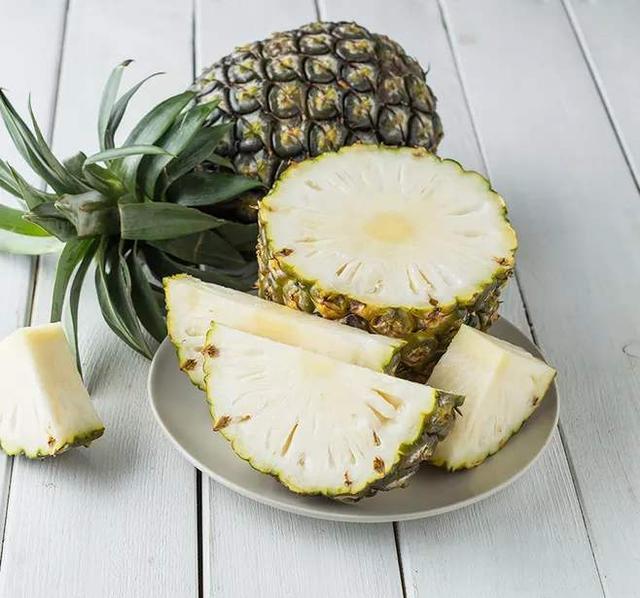 凤梨切开是白色的去找商贩理论商贩你尝尝再说