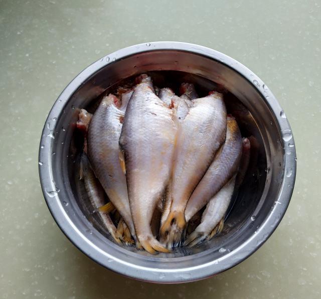 黄鲫子鱼煎鸡蛋,外酥里嫩,鲜香美味