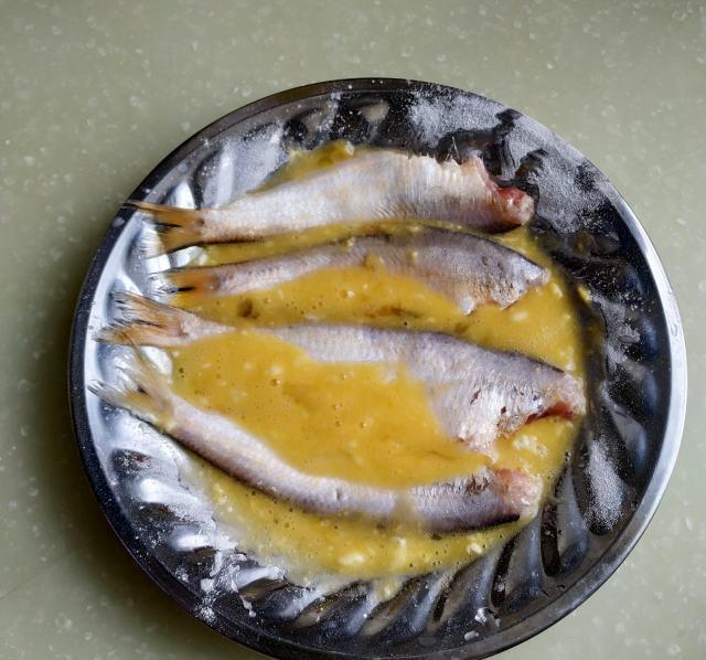 黄鲫子鱼煎鸡蛋,外酥里嫩,鲜香美味