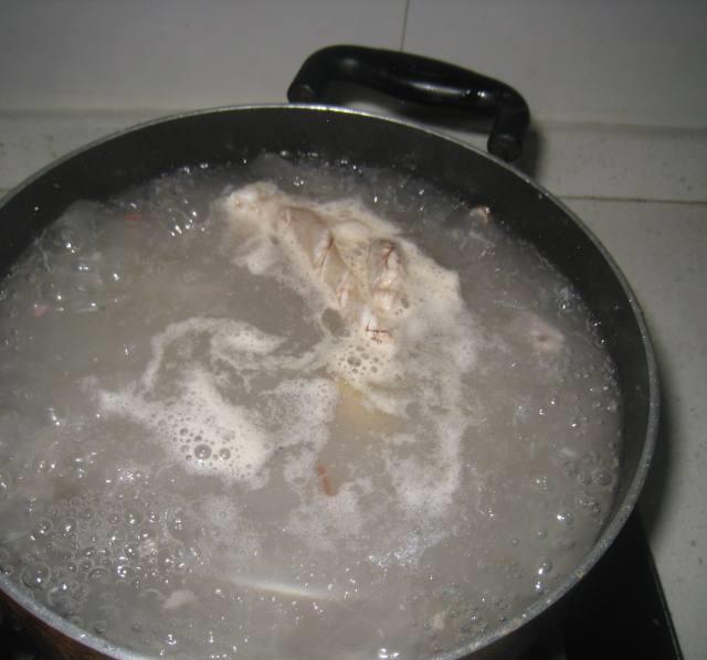 还在嫌自己做的鲫鱼汤太腥太难喝黑芝麻鲫鱼汤帮你解决所有问题