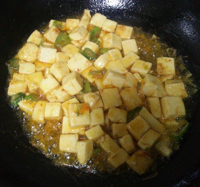 做法步骤:原料:内酯豆腐,葱,盐,油,生抽,泰式辣酱,五香粉.by 董小伊辣