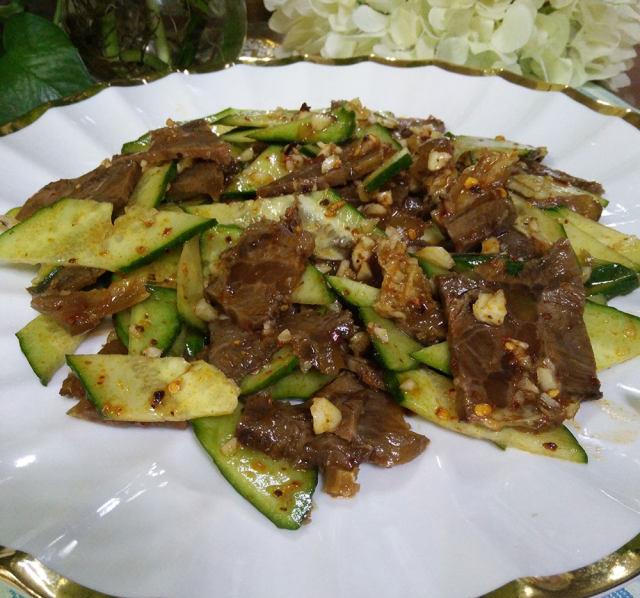 牛肉拌黄瓜,夏日里非常受欢迎的一道爽口凉拌菜