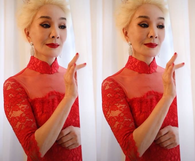 从视频中的近照能够看到,夏台风一袭红裙,红裙上镂空和薄纱的设计让人