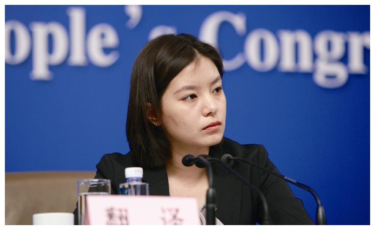 翻译女神张京丈夫罕见亮相,长相惊艳身份不一般,难怪不愿公开