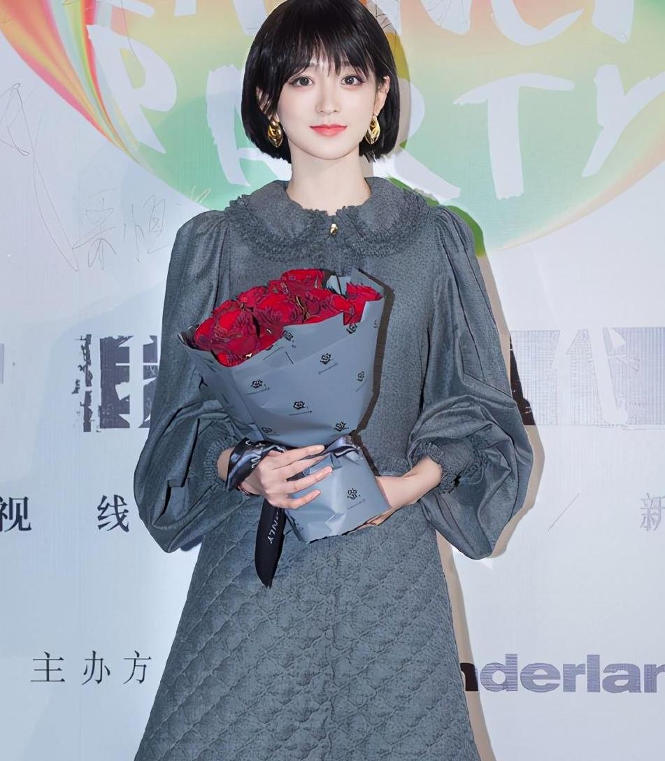 何泓姗穿高级灰连衣裙亮相,造型简约又雅致,让人想起清纯的方茴