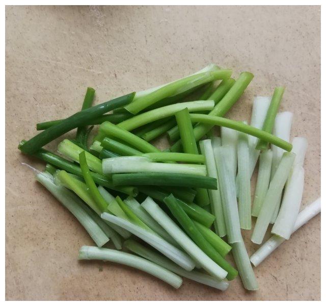 小葱炒鸡蛋,葱香浓郁,鸡蛋金黄,简单又好吃