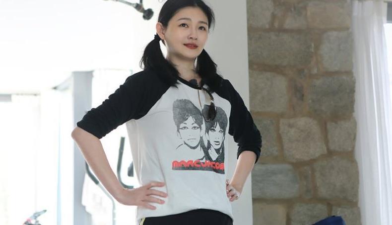 要想成功减龄,妆容发型当然很关键,在妆容方面,建议以淡妆或伪素颜的