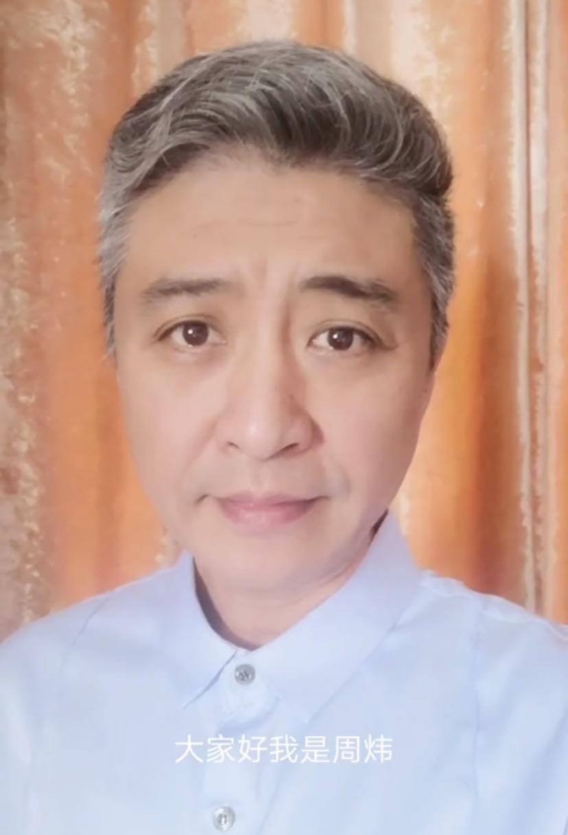 45岁周炜晒近况,满头白发认不出,与妻子实为夫妻却像"父女"