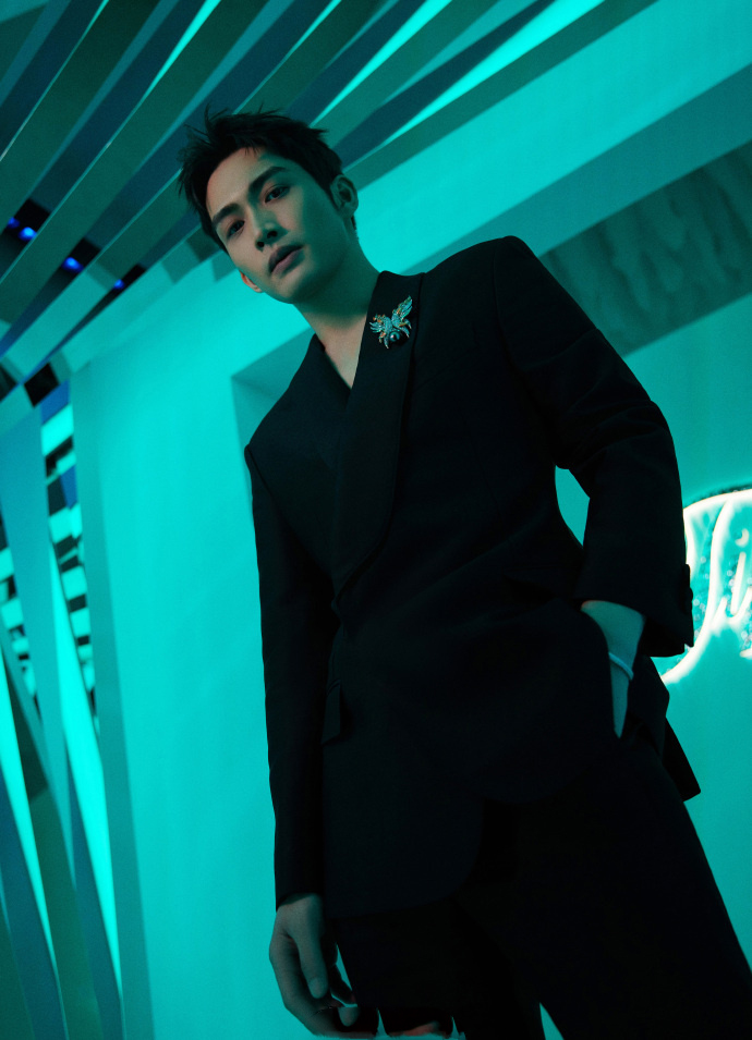 张彬彬今日亮相品牌活动现场,身着经典黑色西装_高清图集_新浪网