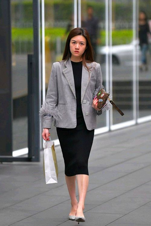 职业装最能体现美女的典雅,脚踩高跟鞋走路带风,显得精明干练