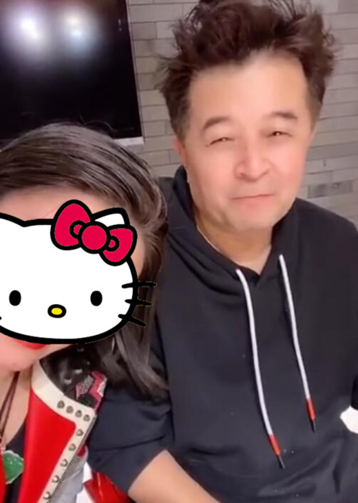 62岁毕福剑现身饭局头发凌乱显邋遢面带微笑心情好