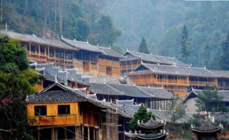 中国最“奇特”的古寨,寨门只建了半边,当地人都住木房子__财经头条