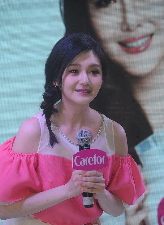 大s的造型一般人欣赏不来,粉色印花裙配麻花辫,看着还挺清新