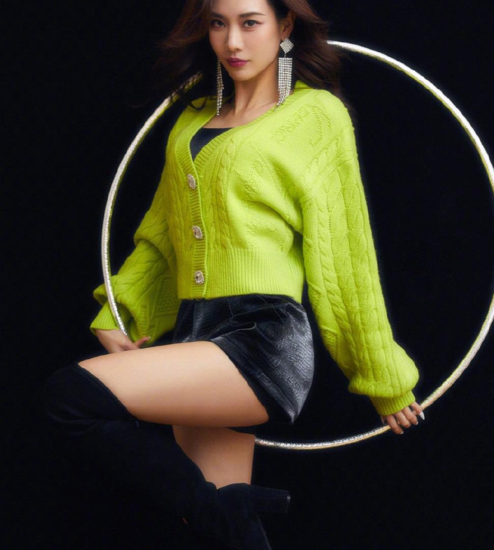 王霏霏今晚舞台造型,身穿果绿色毛衣亮眼俏皮,短裤飒气十足
