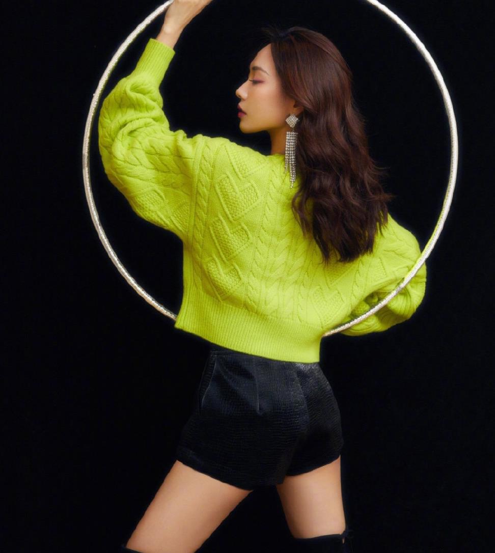 王霏霏今晚舞台造型,身穿果绿色毛衣亮眼俏皮,短裤飒气十足