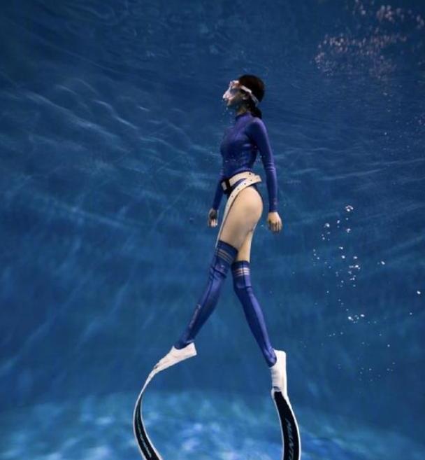 33岁王子文晒潜水照，穿宝蓝色游泳装备，水中游泳化身美人鱼