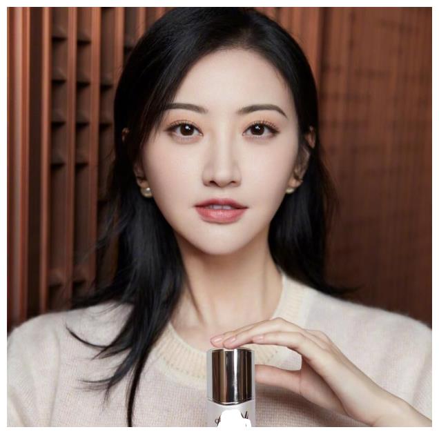 31岁景甜晒最新美妆照,五官精致气质佳,却被误认成51岁许晴