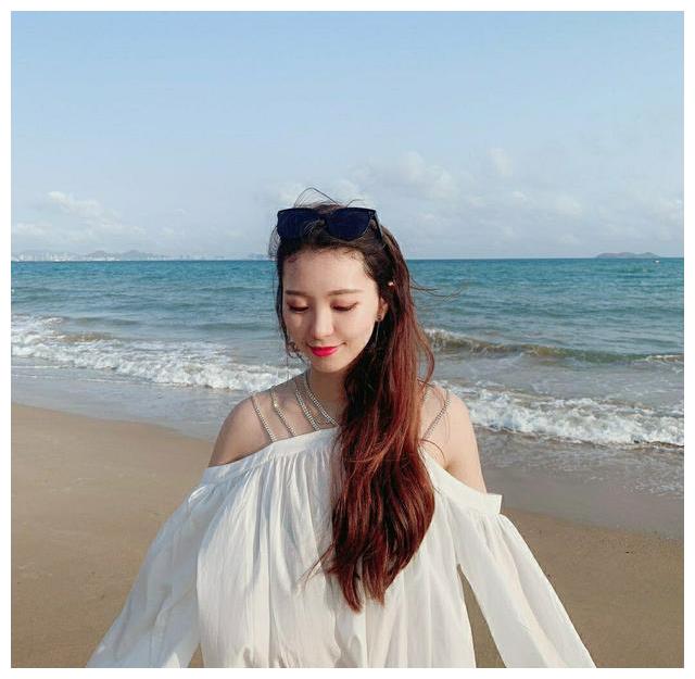 啦啦队长黄逸辉,1米73恋爱新疆男篮,曾推广彩色汉堡,美味诱人