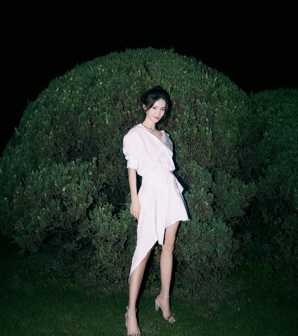 金晨活动造型好吸睛,穿不规则白色衬衫裙配高跟鞋,清新又霸气