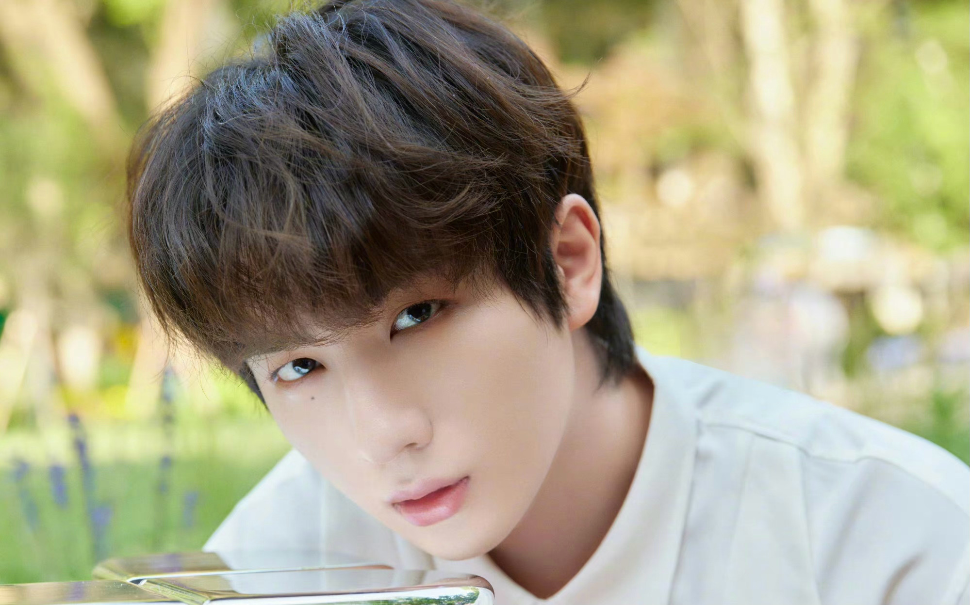 李宏毅清新写真!白色穿搭儒雅时尚,演绎初夏的浪漫_高清图集_新浪网