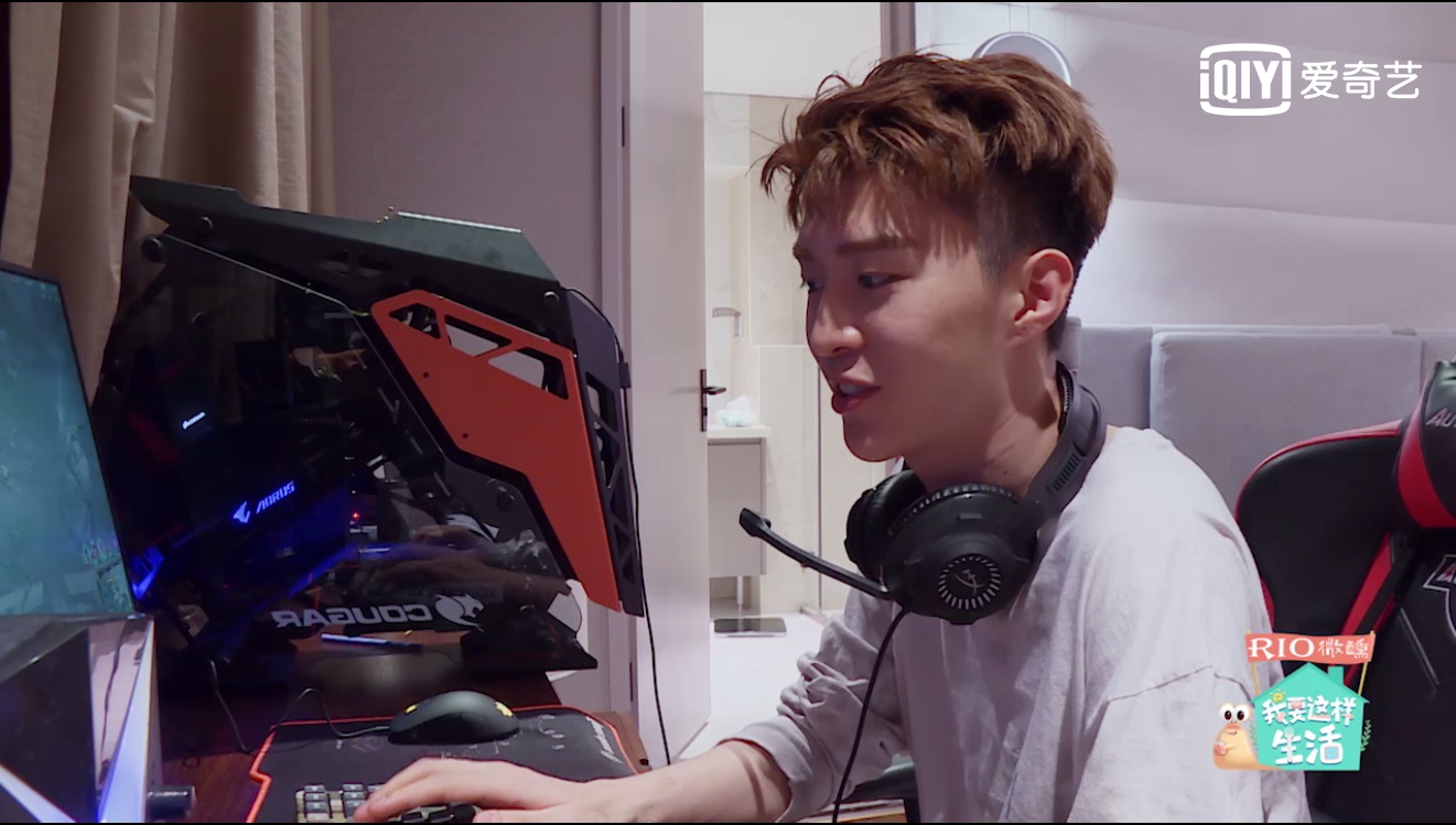 刚刚宣布退役的电竞选手uzi亮相范丞丞生活vcr,"师徒"二人组队双排