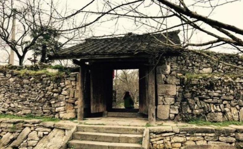 中国最“奇特”的古寨,寨门只建了半边,当地人都住木房子__财经头条