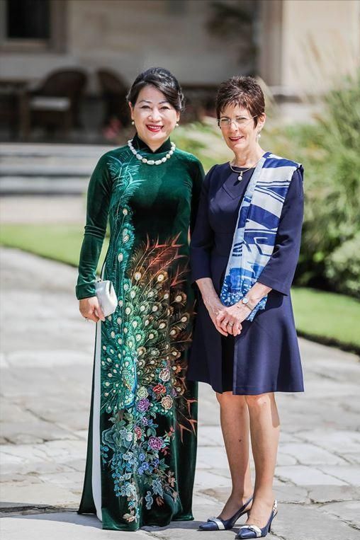 越南第一夫人挺会穿，亮色奥黛演绎复古传统风，女王气质不一般