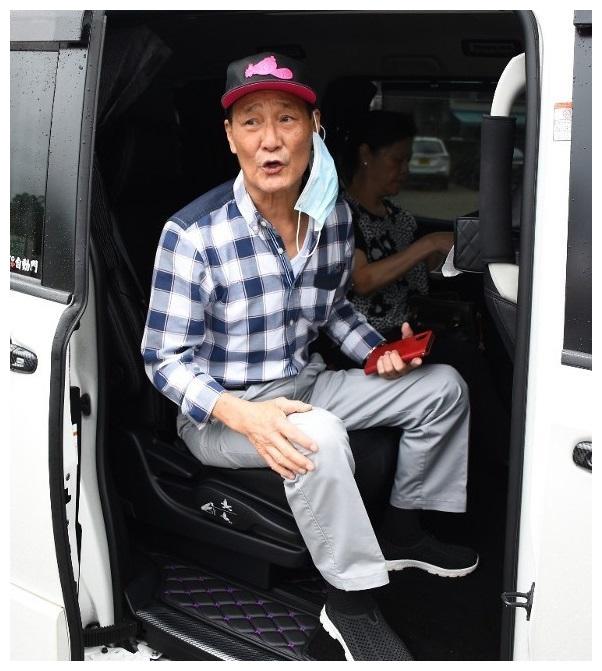 77岁陈惠敏患癌后首露面出门豪车接送动作灵活再现大佬气质