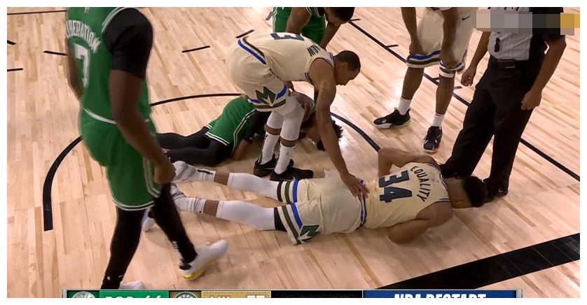 绿军悍将疑似拉倒字母哥,两人摔倒险受伤,随后假装被踢裆骗犯规