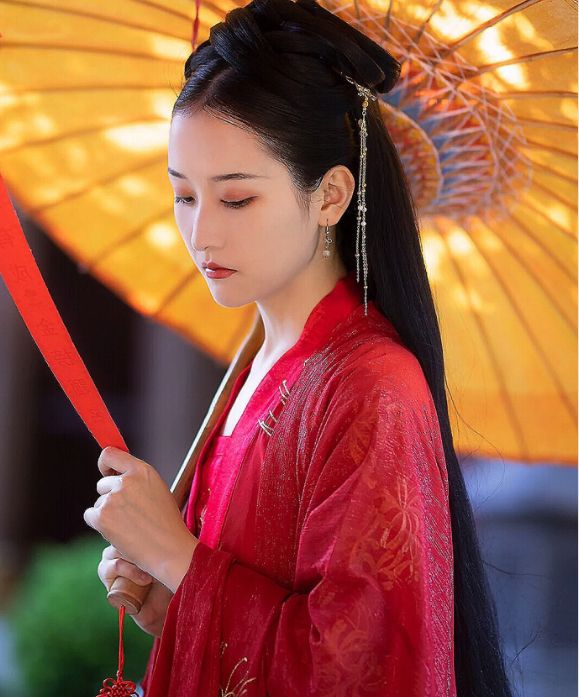 汉服拍摄:图一小姐姐一袭红色的衣衫,撑着伞,感觉有点伤感!