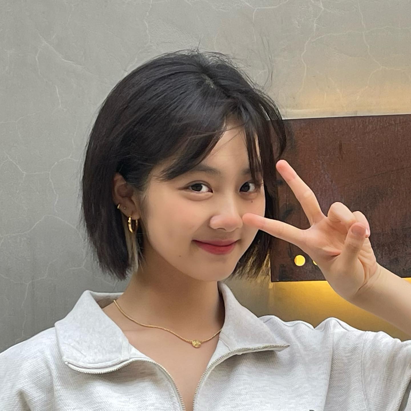 黄磊女儿多多近照一头短发造型充满青春活力