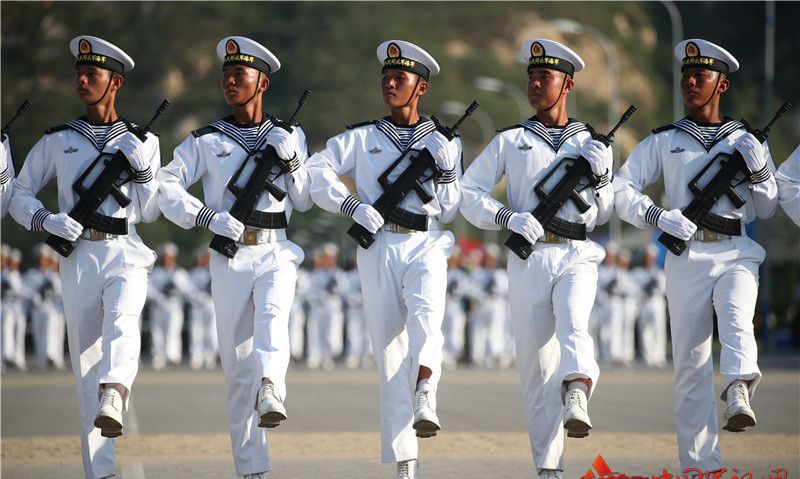 看过来!高清大图带你看海军方队"浪花白"闪耀阅兵训练场