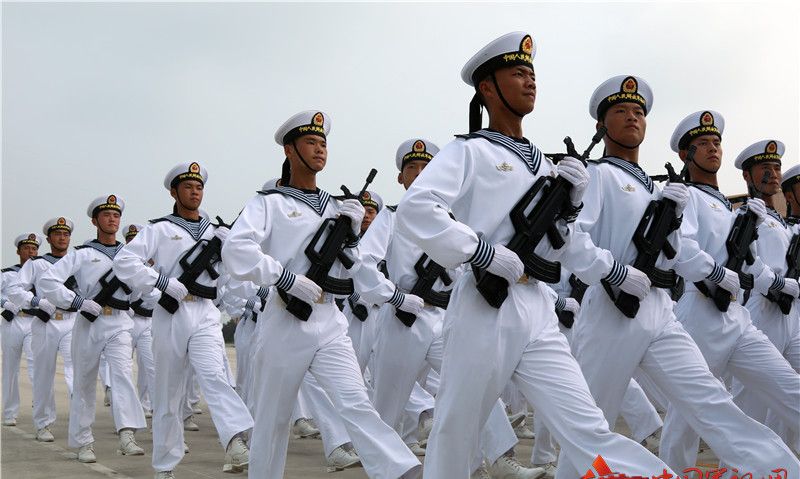 看过来!高清大图带你看海军方队"浪花白"闪耀阅兵训练场