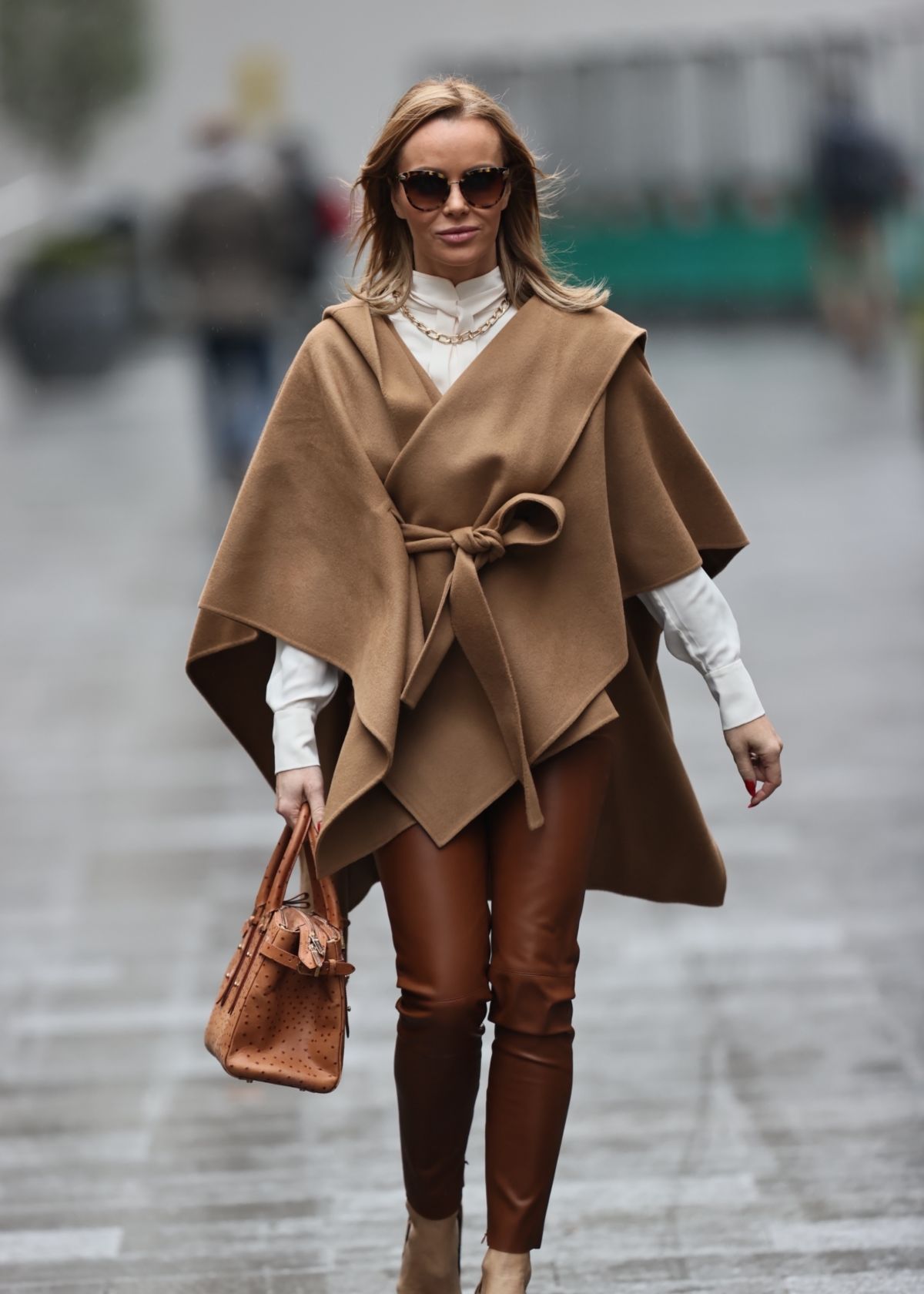 女星街拍|艾迪生破洞牛仔裤街头风,阿曼达斗篷大衣飒爽高雅