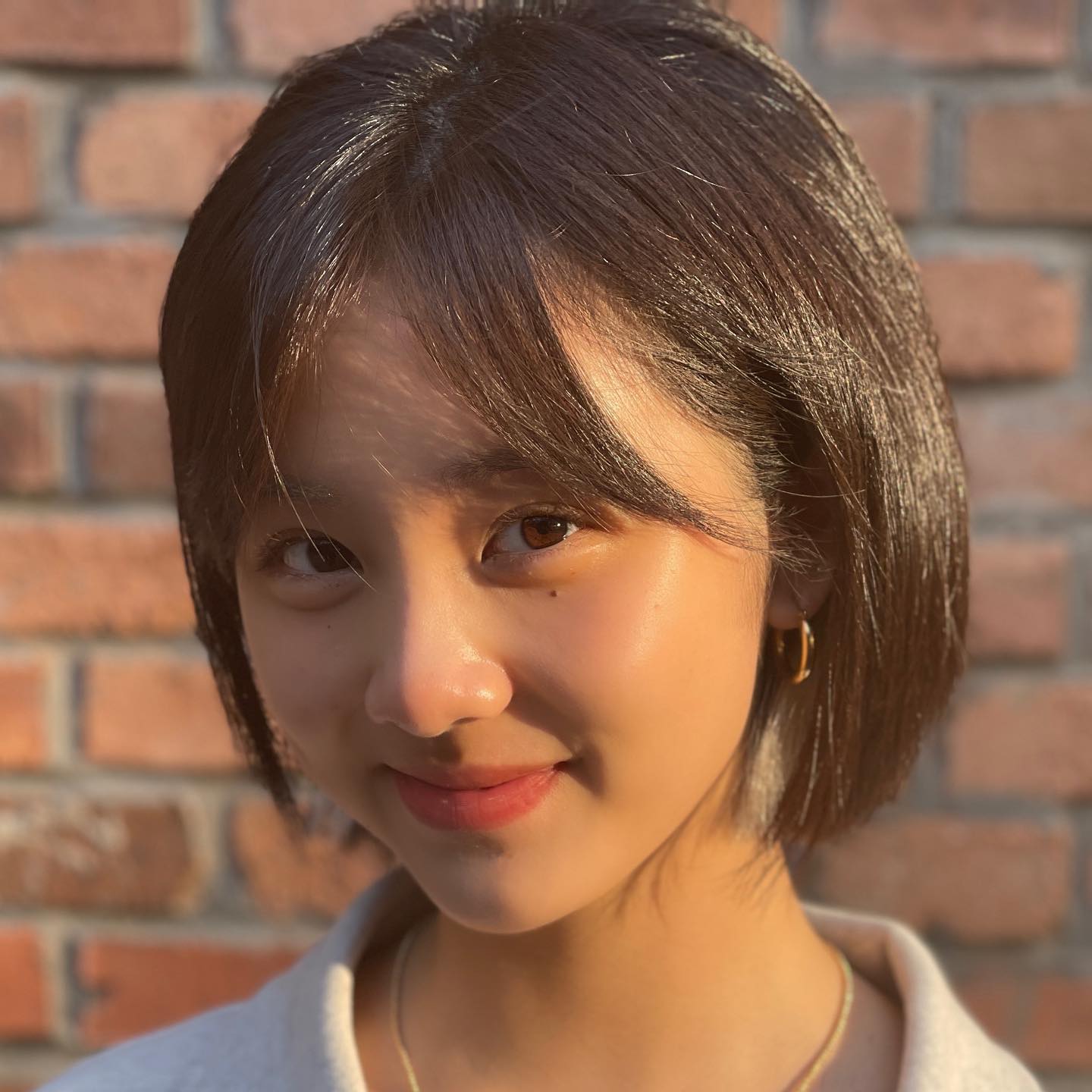 另外,黄多多的脖子上戴着一串黄金项链,耳朵上也有一