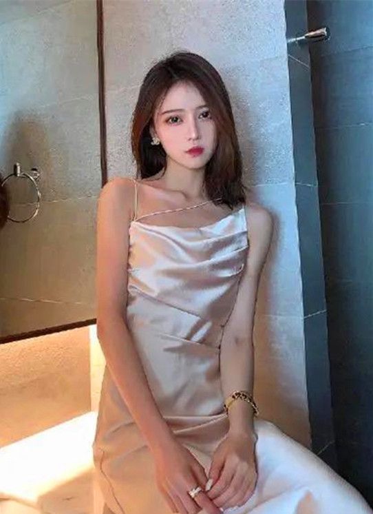 2/ 7美女网红项思醒,颜值与身材非常完美,明眸美