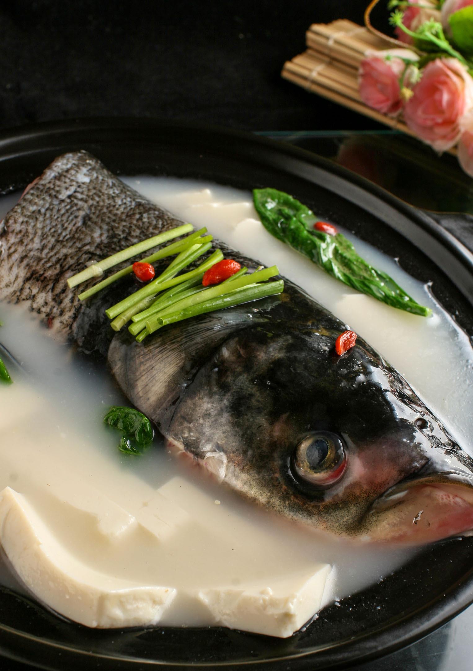 鱼头豆腐汤营养又美味对刚生完小孩的妈妈催奶效果好多种功效