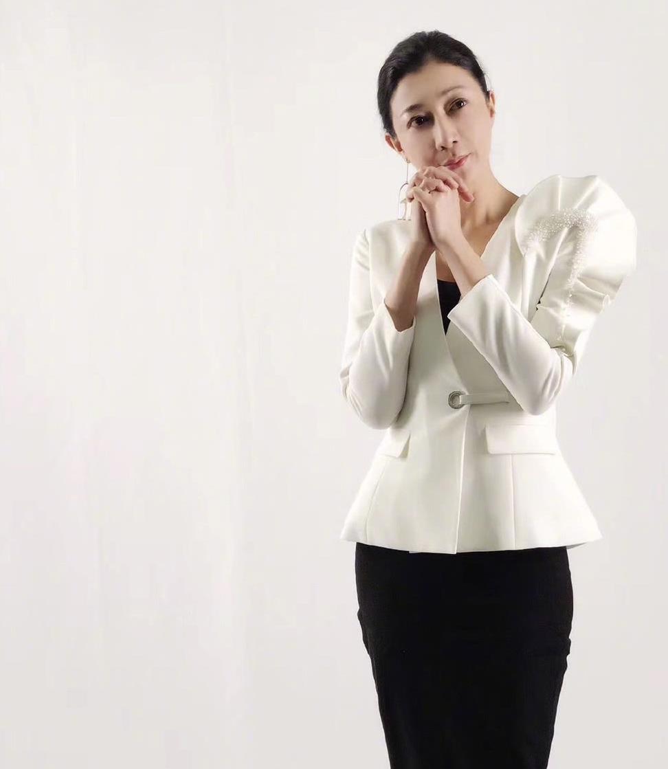 振作起来的吴绮莉好美穿西装配包臀裙气质端庄真让人眼前一亮