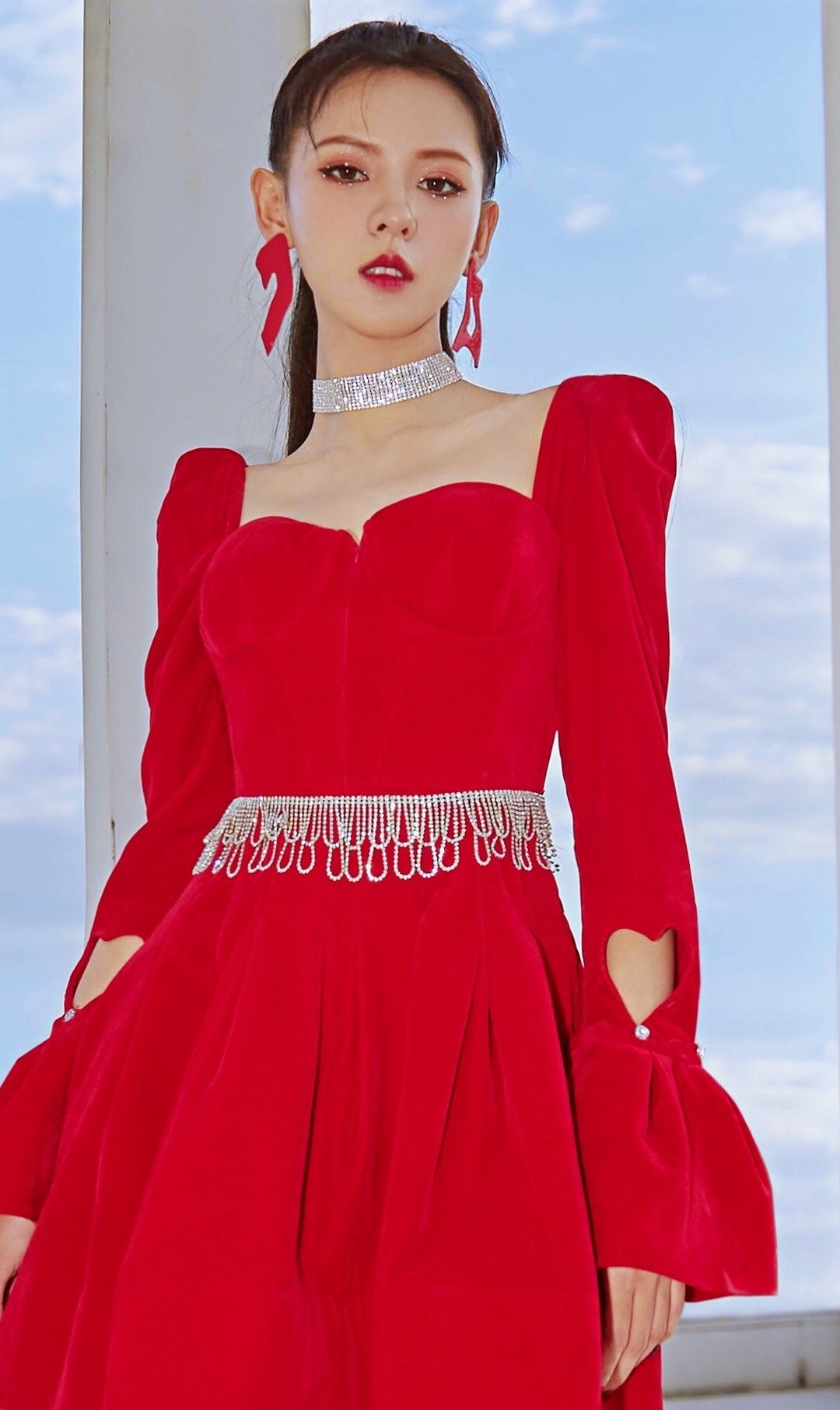 张予曦红裙写真,时而甜美如精灵,时而魅惑如天仙