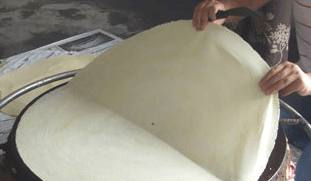 以前的山东人卖煎饼都是提前把饼摊好，你见过他们怎样摊煎饼吗？休闲区蓝鸢梦想 - Www.slyday.coM