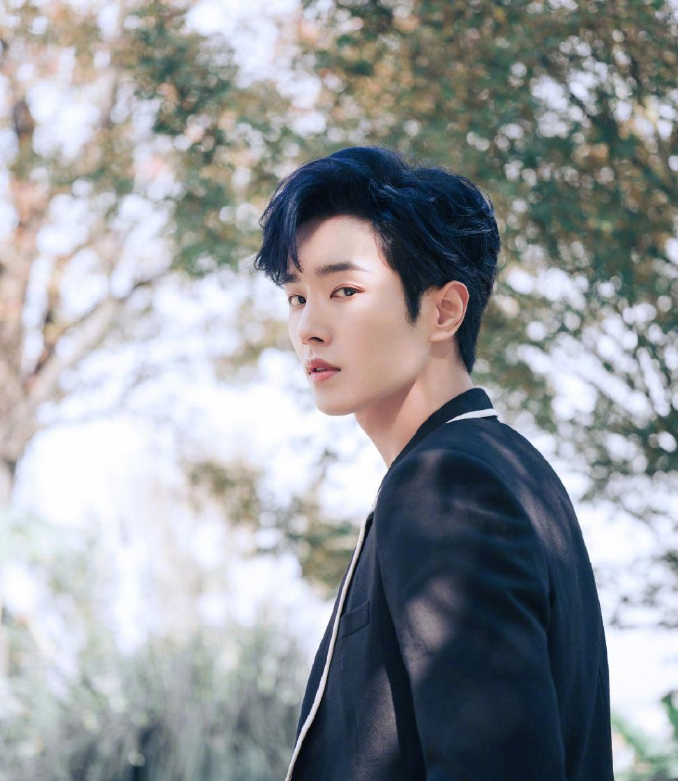 李汶翰身穿黑白色学院风西服套装阳光俊朗帅气满满