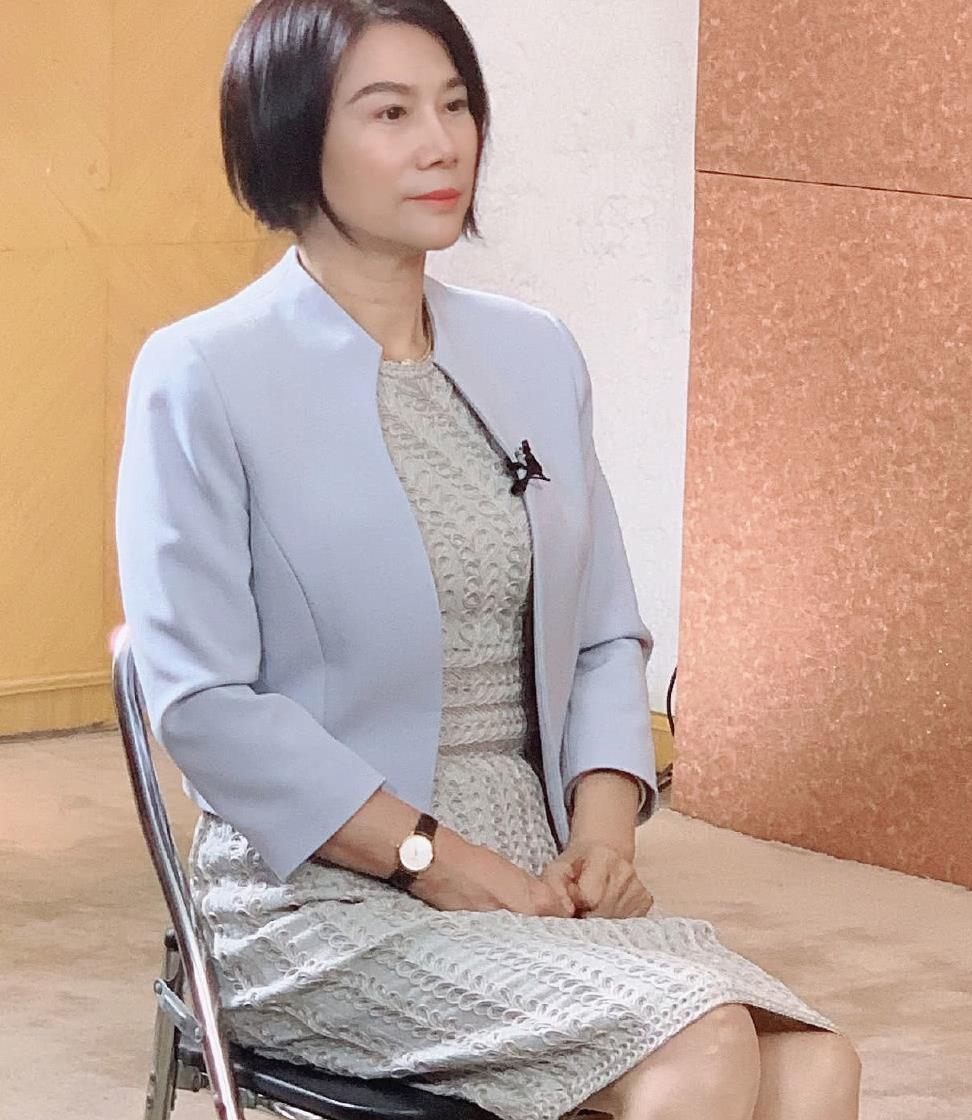 董明珠身家过千亿穿搭却十分低调黑裙配亮片披肩华丽又端庄