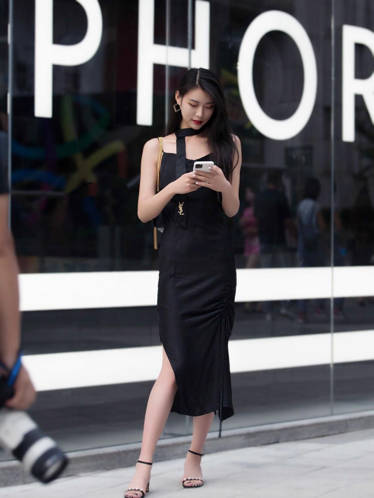 时尚穿搭黑色吊带长款连衣裙搭配高跟凉鞋