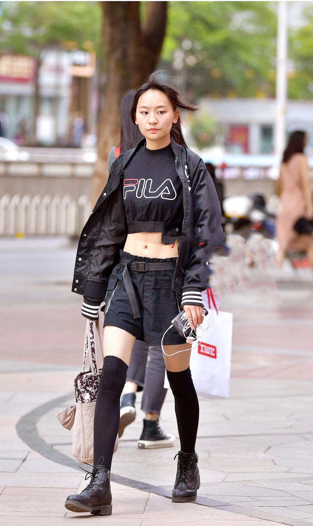 黑色夹克外套搭配短裤高筒袜彰显青春活力之美