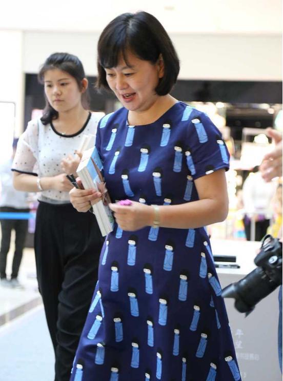 鞠萍胖了也很可爱圆润身材穿连衣裙带点印花真招小朋友喜欢
