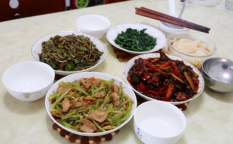 儿子做的晚餐,五道家常菜,美滋滋发个朋友圈,老师家长纷纷点赞