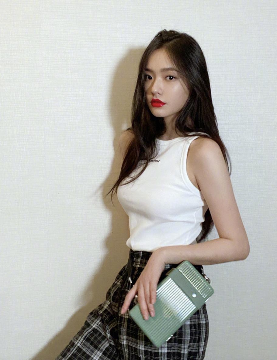 林允为了显瘦真是拼了穿童装小背心秀好身材真是拉仇恨