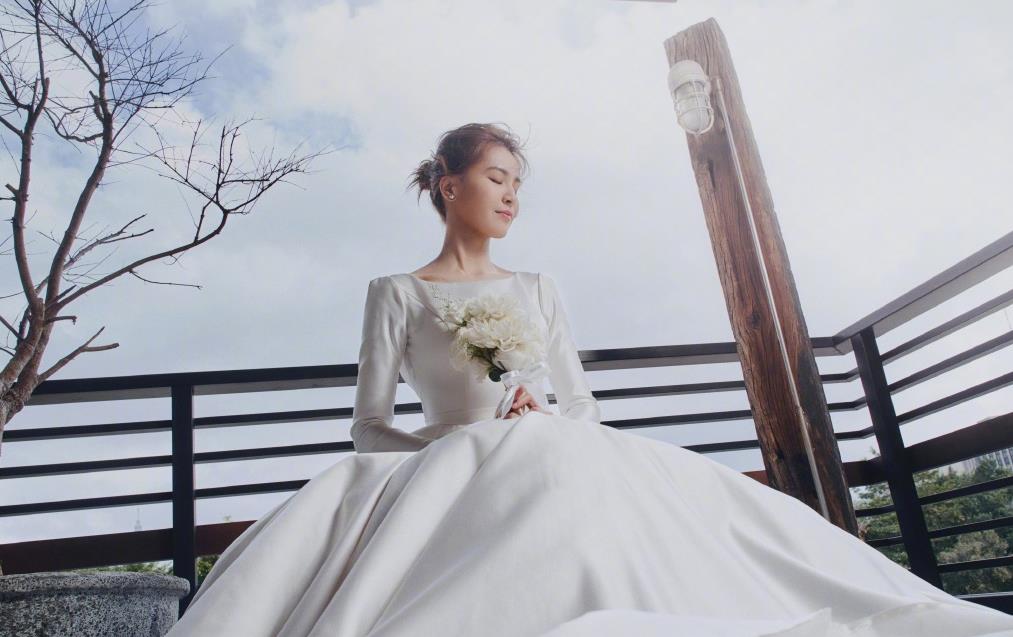 是啊,电视剧《终极一班》里雷婷的扮演者曾沛慈真的结婚了.