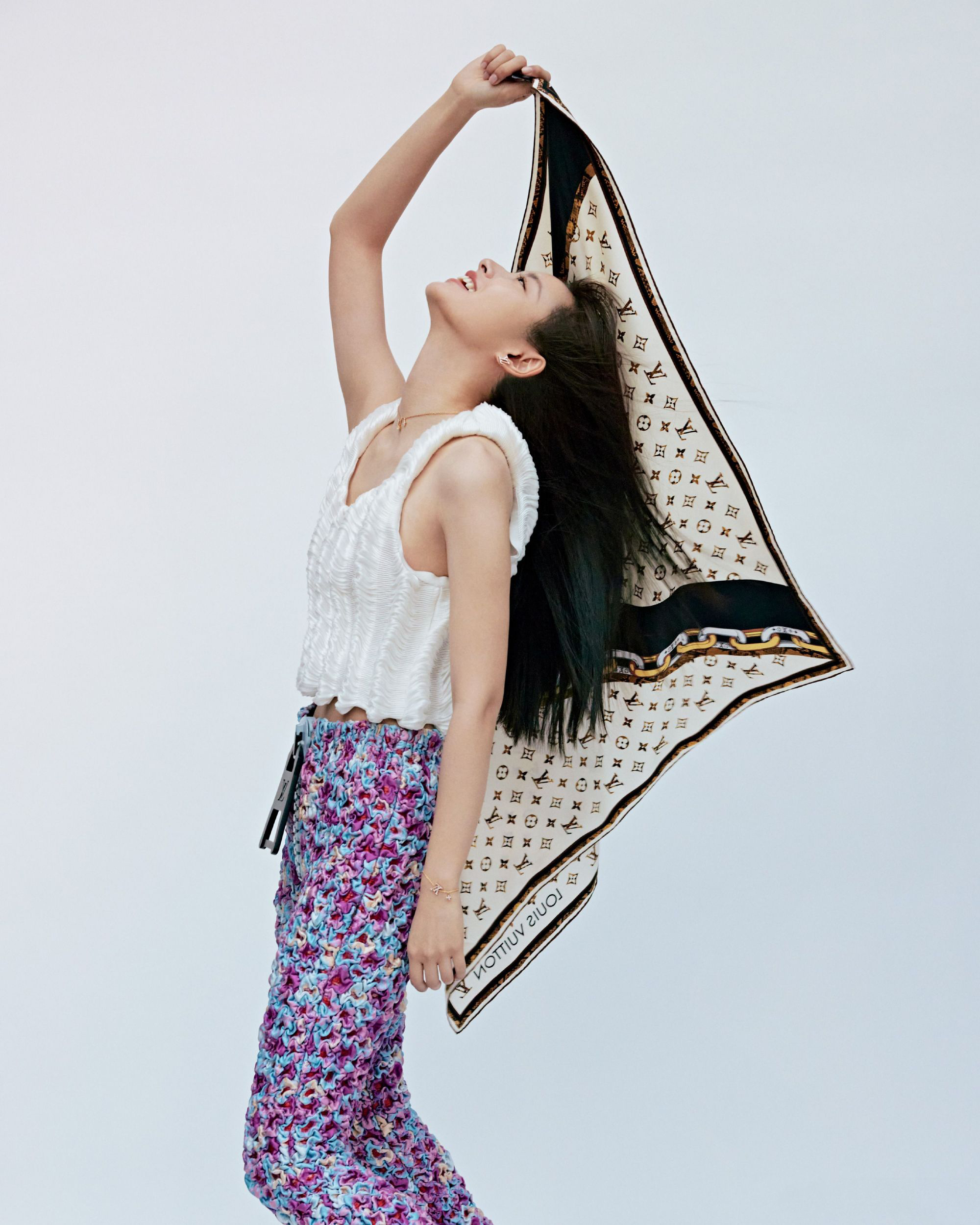 徐若晗最新时尚造型自信阳光一起奔赴多彩青春