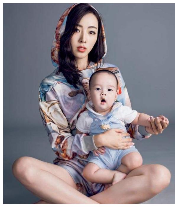 央视主持人李思思,北大毕业7次主持春晚,老公成谜,俩儿子帅气